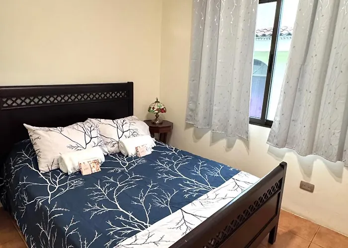 Сasa de vacaciones Three Bedroom Spacious Townhome