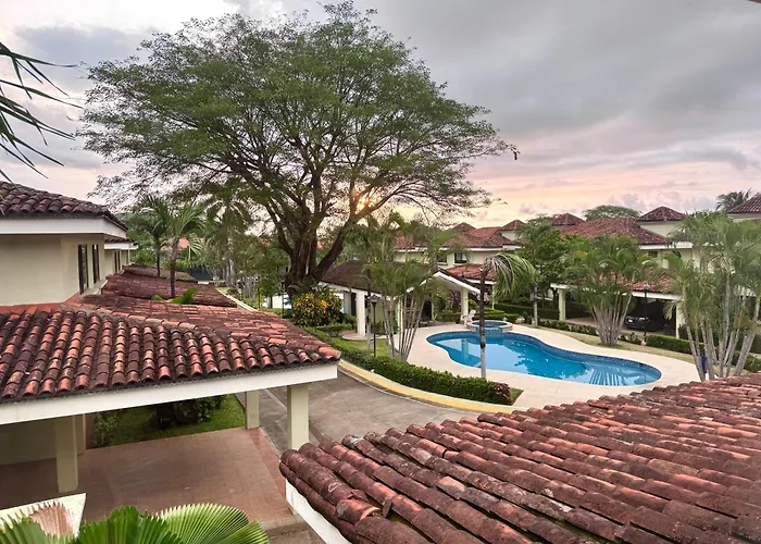 Сasa de vacaciones Three Bedroom Spacious Townhome *